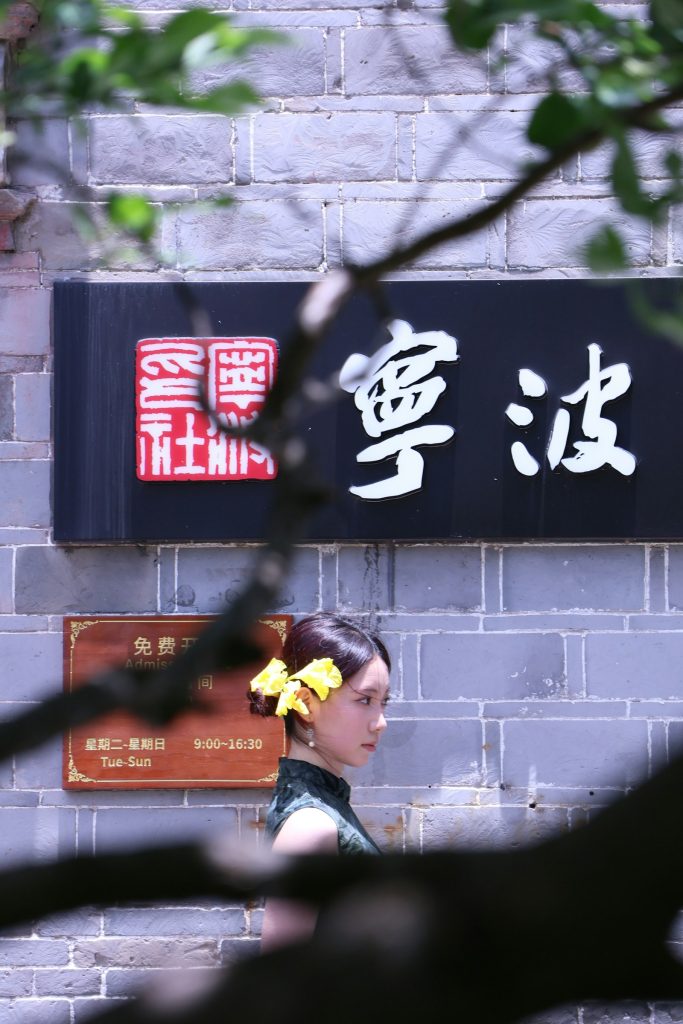東方女性著傳統服飾配花朵髮飾,意象呼應 1908 年新嫁娘的容顏