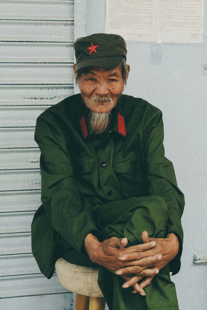 東方長者身著軍裝戴紅星軍帽,象徵四十年前部隊弟兄的容顏