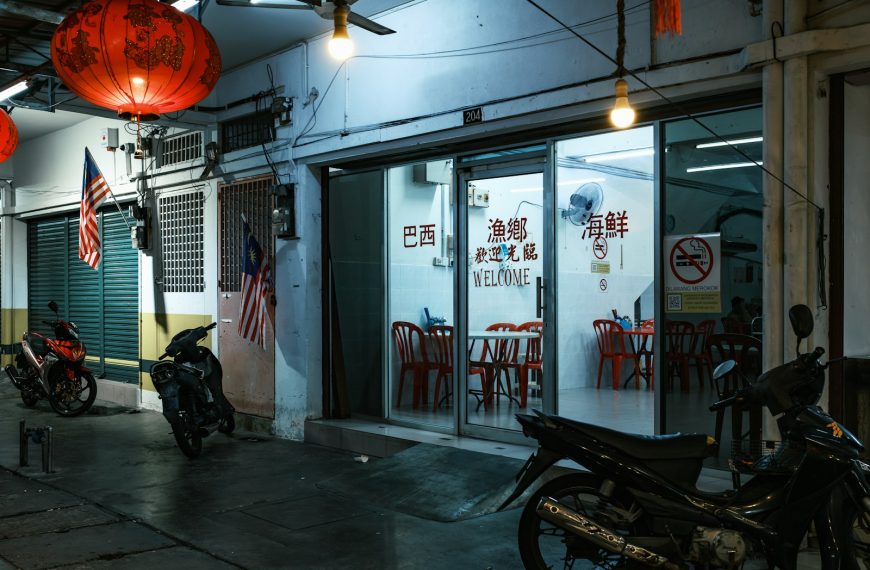 夜晚紅燈籠下一間擺著紅塑膠椅、掛中文招牌的華人小餐館,象徵爺爺賣麵六十年的店面氛圍